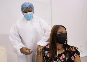 R.Dominicana comienza a vacunar a los maestros para recuperar las clases presenciales