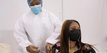 R.Dominicana comienza a vacunar a los maestros para recuperar las clases presenciales