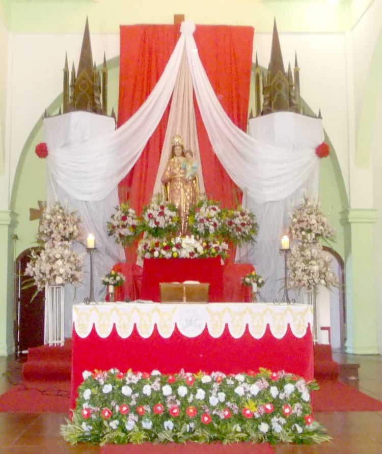 La imagen de la Candelaria fue entronizada en el altar mayor del templo San Juan Bautista.