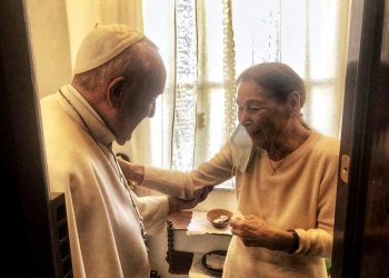 Edith Bruck, la superviviente del Holocausto que el papa visitó en su casa