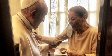 Edith Bruck, la superviviente del Holocausto que el papa visitó en su casa