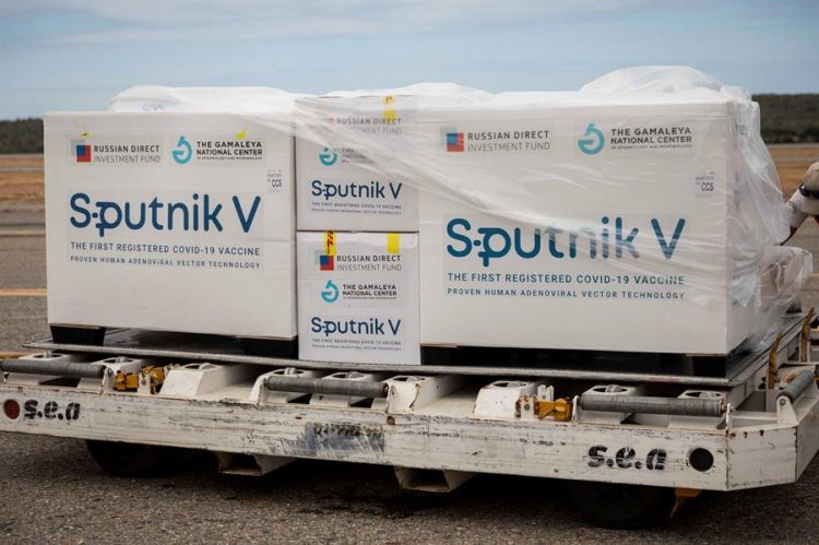 Vista hoy de las cajas con las primeras vacunas Sputnik V en el Aeropuerto Internacional de Maiquetía (Venezuela). EFE