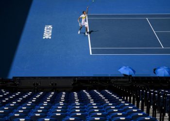 Medvedev gana por primera vez en su carrera en cinco sets y sin su entrenador