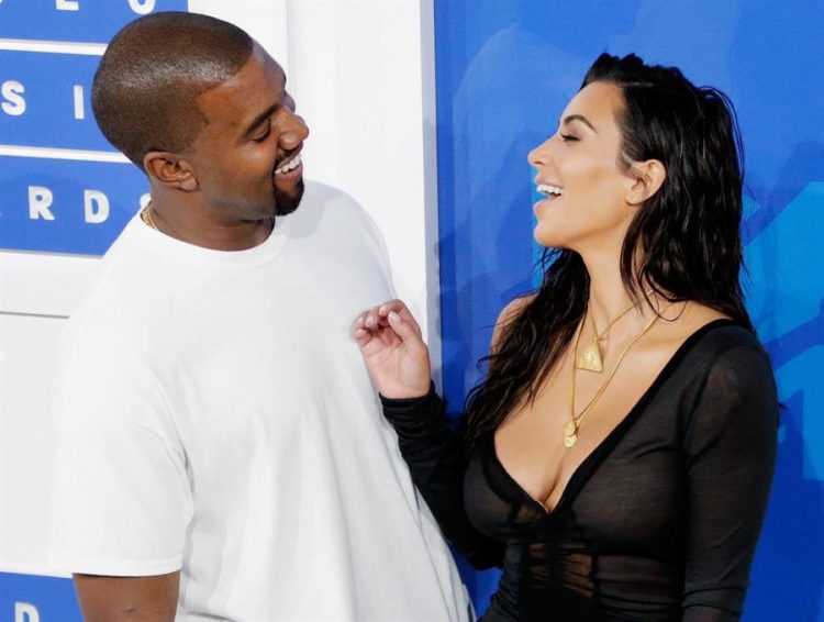 Kim Kardashian (d) y el rapero Kanye West