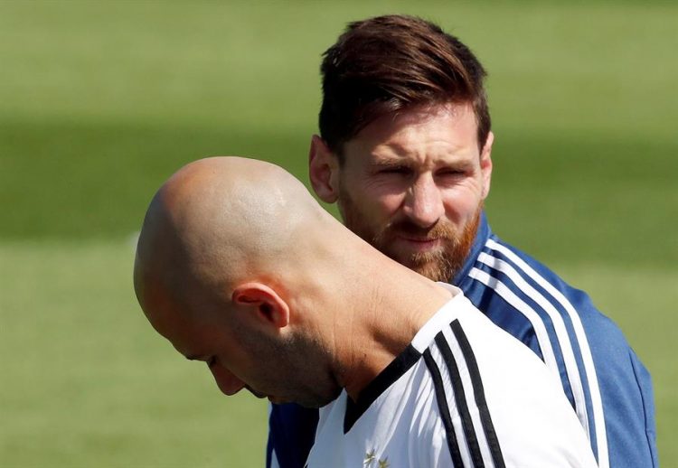 Lionel Messi (d), junto a Javier Mascherano.