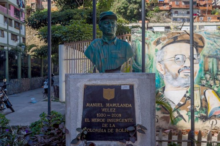 otografía que muestra un busto de Manuel Marulanda Vélez, fundador de las Fuerzas Armadas Revolucionarias de Colombia (FARC), el 18 de febrero de 2021, en Caracas (Venezuela). EFE