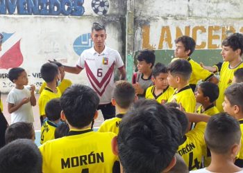 “Momoy” Terán dictó clínica a Escuela de Futsal Atlético Morón