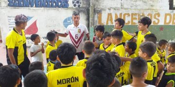 “Momoy” Terán dictó clínica a Escuela de Futsal Atlético Morón