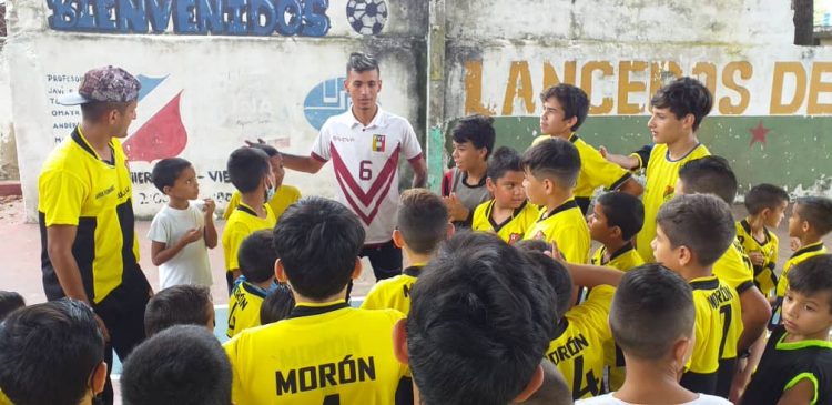 José Andrés “Momoy” Terán dictó clínica a los niños del Atlético Morón