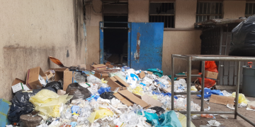 Desde hace 5 días no recogen la basura del HC por falta de personal