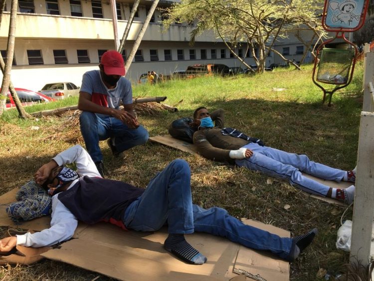 Heridos durante accidente en carro militar duermen sobre un cartón a las afueras del Hospital de San Cristóbal. Carlos Eduardo Ramírez