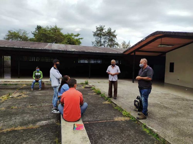 Reunión de la Misión Sucre en el municipio Campo Elías en la que participaron: Profesores y alumnos.