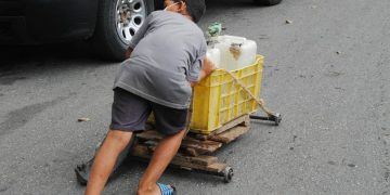 Niños cargan agua a cambio de comida en Escuque