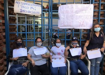 Trabajadores de la alcaldía de San Cristóbal se encadenan exigiendo pago salarial