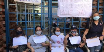 Trabajadores de la alcaldía de San Cristóbal se encadenan exigiendo pago salarial