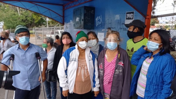 Pacientes renales que se dializan en el Hospital del Ivss preocupados por fallas del servicio de agua potable. Cortesía