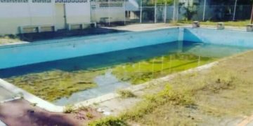 Abandonada y en completo deterioro piscina de Plata I