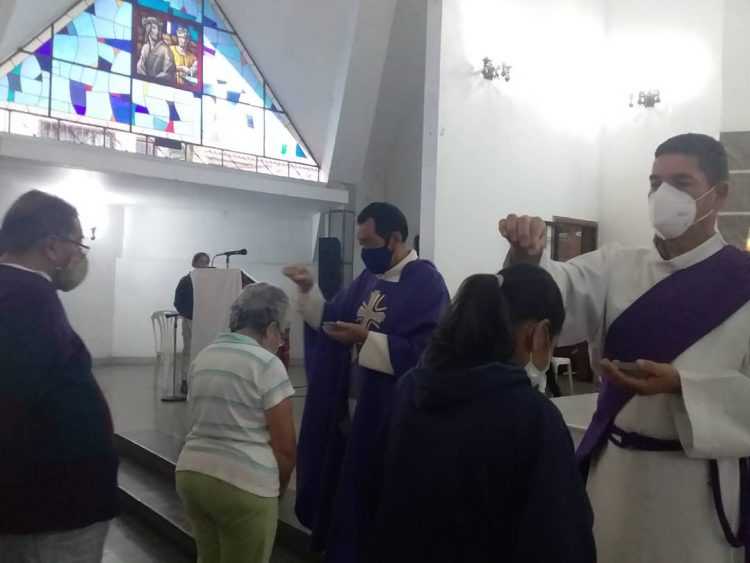 En la iglesia Nuestra Señora del Carmen las personas cumplieron las normas con el uso del tapaboca y el distanciamiento físico. (Cortesía)