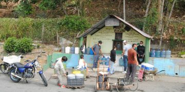 Un año cargando agua desde la naciente Mirabel tienen habitantes de Escuque
