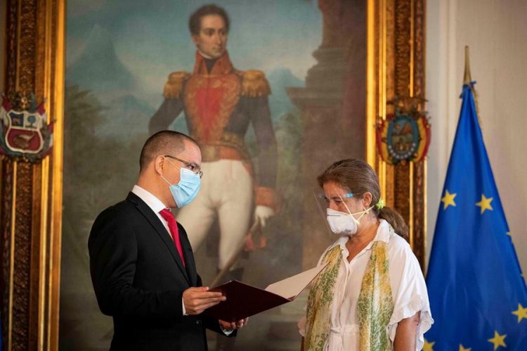 El canciller de Venezuela, Jorge Arreaza, entrega hoy la carta con la que declara persona non grata a la embajadora de la Unión Europea, Isabel Brilhante (d), en Caracas (Venezuela). El Gobierno venezolano declaró este miércoles a la EFE