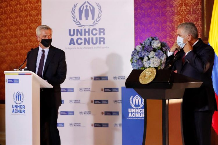 El presidente de Colombia, Iván Duque (d), habla hoy, lunes junto al Alto Comisionado de las Naciones Unidas para los Refugiados, Filippo Grandi, en Bogotá. EFE/