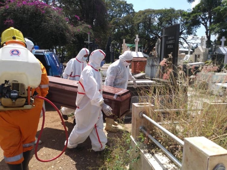 Protección Civil San Cristóbal realiza protocolos de inhumación por COVID-19. Cortesía PC