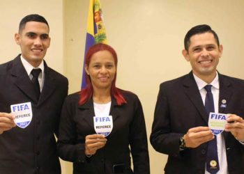 Árbitros merideños recibieron escudo FIFA junto con 31 silbantes nacionales