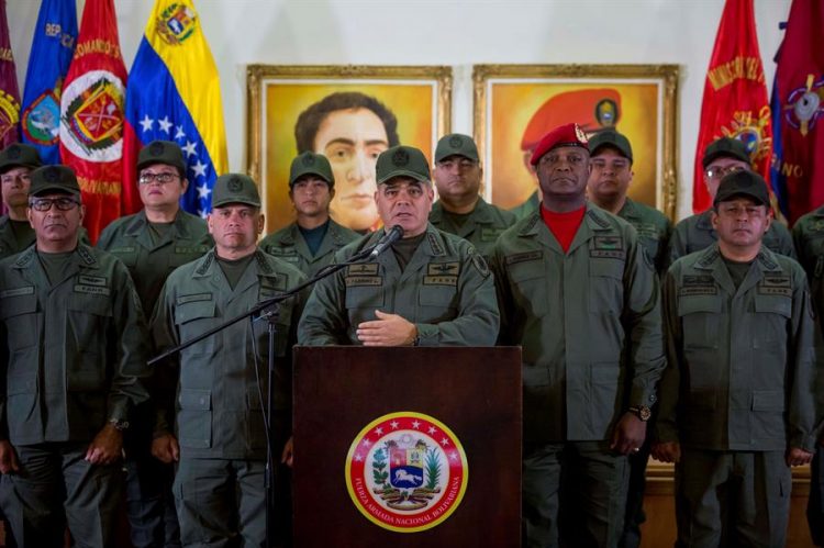 El ministro de Defensa de Venezuela, General Vladimir Padrino López (c).