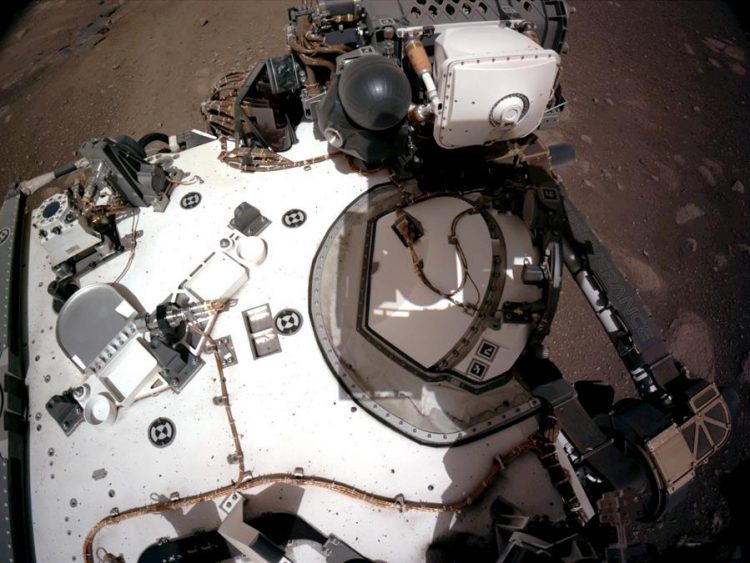 Imagen cedida por la NASA de la cubierta superior del rover Perseverance en Marte obtenida con una de las cámaras de navegación.