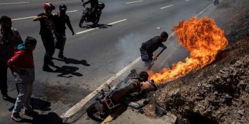 Las jornadas contra reloj de los paramédicos de Venezuela para salvar vidas