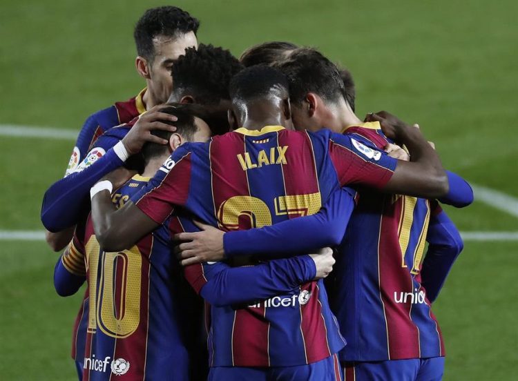 Los jugadores del FC Barcelona celebran el tercer gol del equipo blaugrana durante el encuentro correspondiente a la jornada 23 de primera división que disputaron frente al Alavés en el estadio del Nou Camp, en Barcelona. EFE