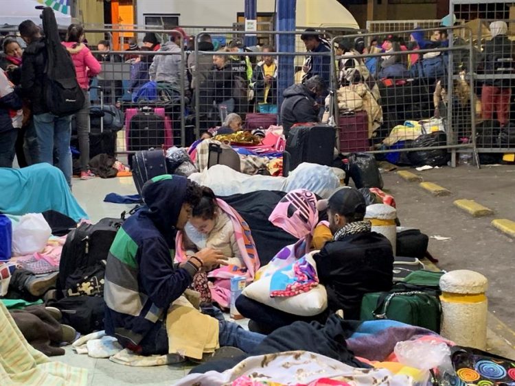 En la imagen, migrantes venezolanos en la terminal de Rumichaca, en la frontera entre Colombia y Ecuador. EFE/