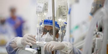 América busca evitar una nueva ola del virus por Semana Santa y el mes electoral