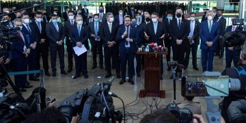 Bolsonaro cede a la presión y baja el tono cuando Brasil supera los 300.000 muertos