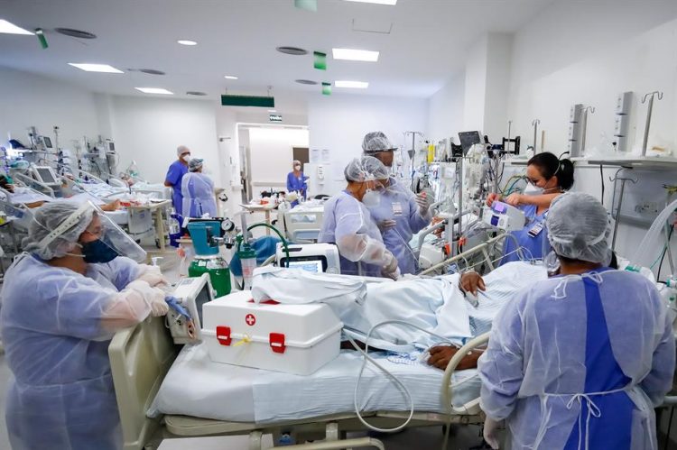 Personal médico trabaja el 21 de marzo de 2021 en la Unidad de Cuidados Intensivos (UCI) del hospital de Clínicas, en Porto Alegre (Brasil).