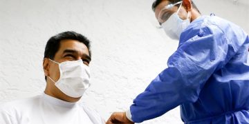 Nicolás Maduro recibe la primera dosis de la vacuna rusa Sputnik V