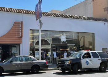 Apple cumple 45 años con el objetivo de pasar del «hardware» a los servicios