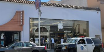 Apple cumple 45 años con el objetivo de pasar del «hardware» a los servicios