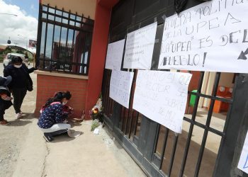Padres piden que se intervenga a una universidad por la muerte de 7 jóvenes en Bolivia