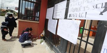 Padres piden que se intervenga a una universidad por la muerte de 7 jóvenes en Bolivia