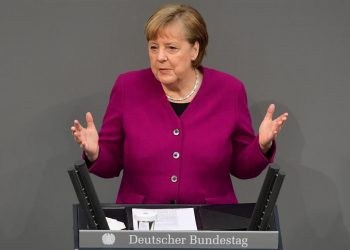 Merkel advierte de los riesgos de la pandemia pero ve luz al final del túnel