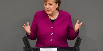 Merkel advierte de los riesgos de la pandemia pero ve luz al final del túnel