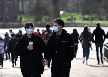 El Reino Unido inmunizará a su población adulta dos meses antes que la UE
