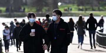 El Reino Unido inmunizará a su población adulta dos meses antes que la UE