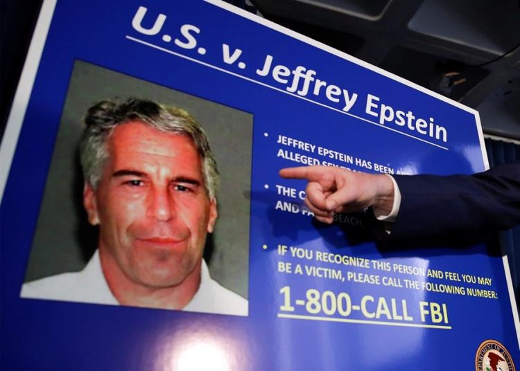 Epstein fue detenido en julio de 2019 y se suicidó en la celda de la prisión de Manhattan en la que permanecía en agosto de ese mismo año, justo un mes después de que se le acusara formalmente de abusar y explotar a decenas de adolescentes tanto en su mansión de Manhattan (Nueva York)