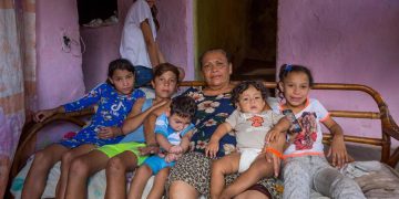 En Venezuela, las abuelas vuelven a ser madres