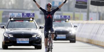Dylan Van Baarle canta victoria en la A Través de Flandes