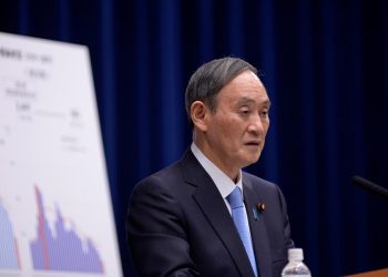El primer ministro japonés se vacuna contra el covid antes de viajar a EEUU
