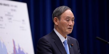 El primer ministro japonés se vacuna contra el covid antes de viajar a EEUU