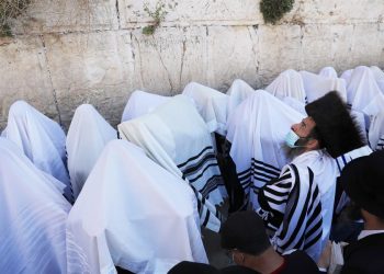 Miles de judíos acuden al Muro de las Lamentaciones por la Bendición Sacerdotal
